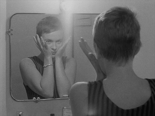 femme devant un miroir
