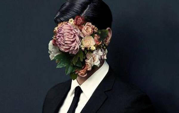 homme avec un visage de fleurs