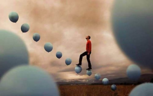homme marchant sur des ballons