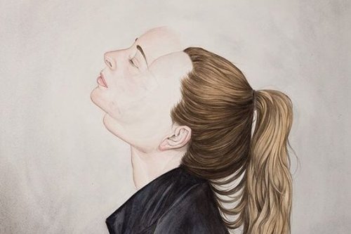 jeune femme au visage double