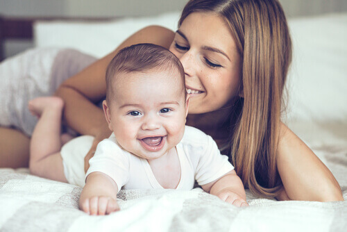 mère avec son bébé de 4 mois