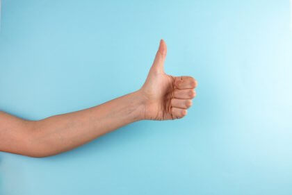 interprétation du pouce levé