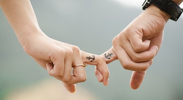 mains de couple unies