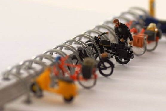 homme garant sa moto