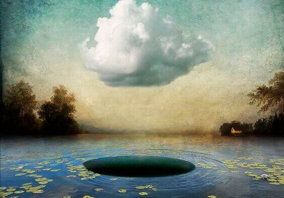 nuage au-dessus d'un trou sur l'eau