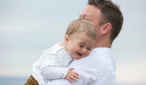 enfant riant dans les bras de son père