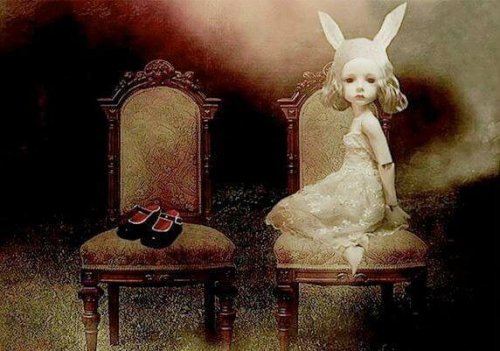 petite fille assise avec des oreilles de lapin