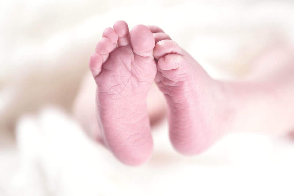 pieds d'un bébé en 4 et 6 mois