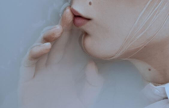 femme en silence