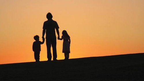deux enfants avec leur père divorcé