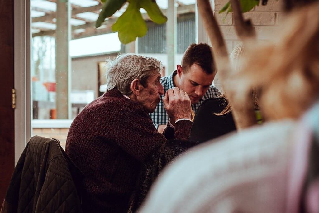 fils qui prend soin de son père âgé