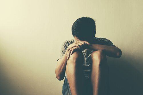 Adolescente dans un coin