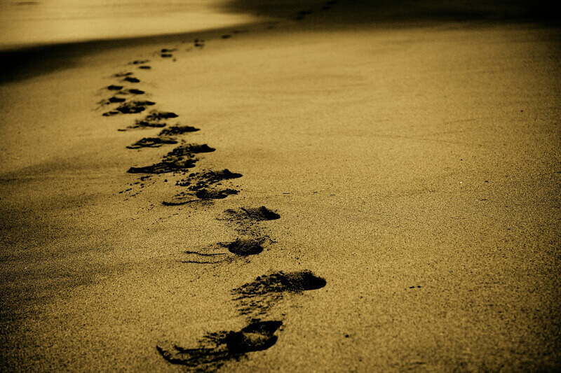 traces de pas dans le sable