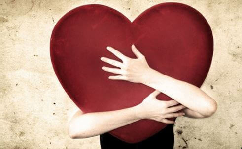 bras enlaçant un coeur