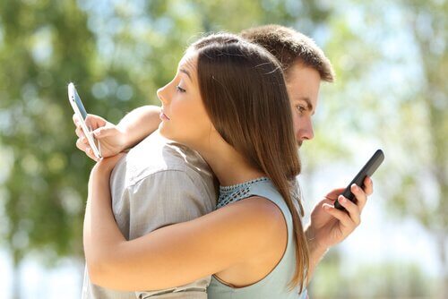 couple connecté sur les réseaux