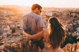Ensemble, mais pas fâché-e-s : l’été et la relation de couple