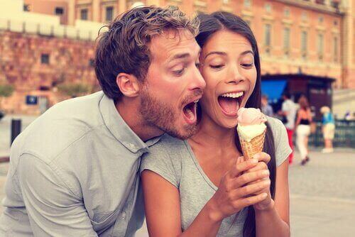 couple mangeant une glace