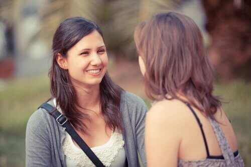 deux femmes ayant des attentes sociales