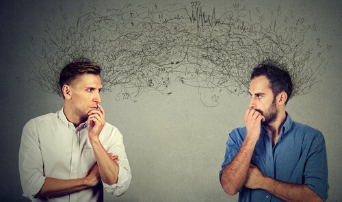 deux hommes ayant des attentes sociales