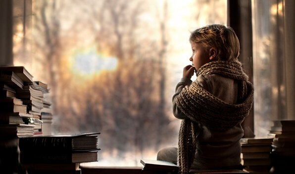 enfant regardant par la fenêtre