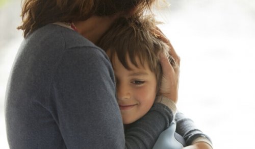 enfant sortant d'une dépression infantile enlacé par sa mère