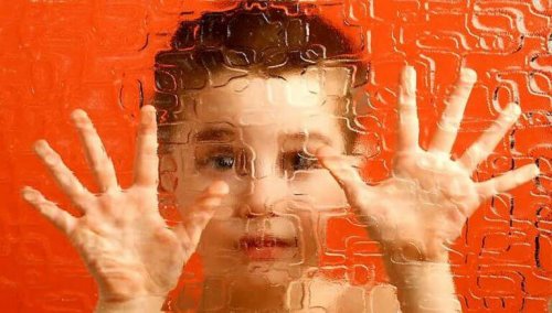 enfant derrière une vitre