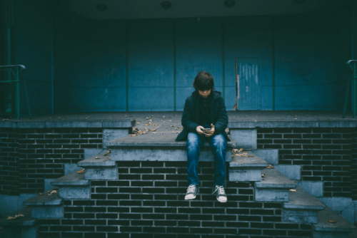 enfant triste assis