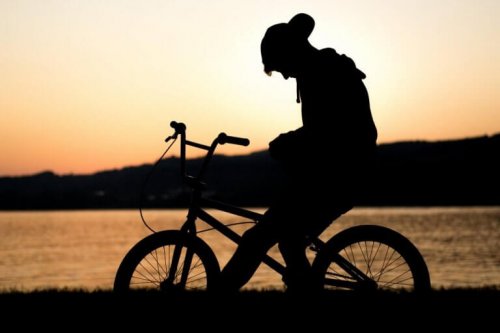 enfant à vélo en deuil
