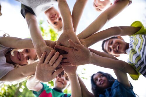 enfants jouant ensemble