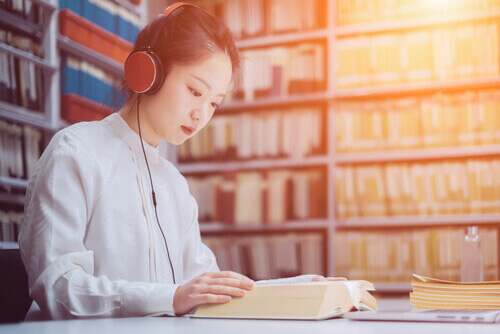 femme apprenant en musique