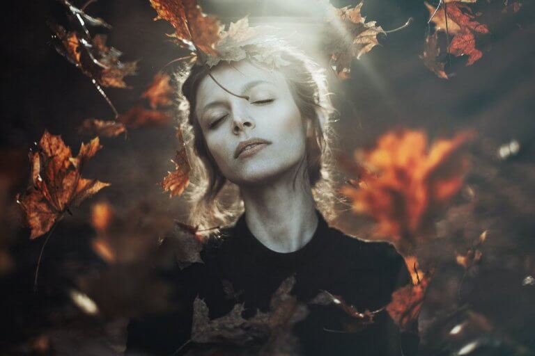 femme et feuilles d'automne