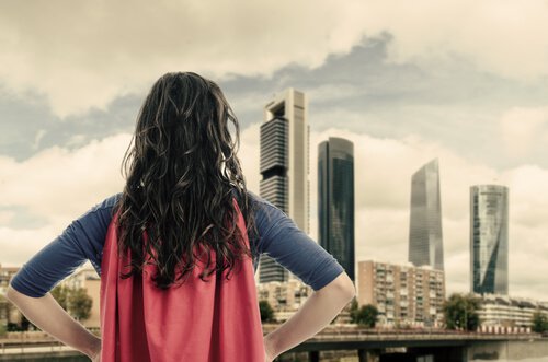 femme qui est sa propre héroïne