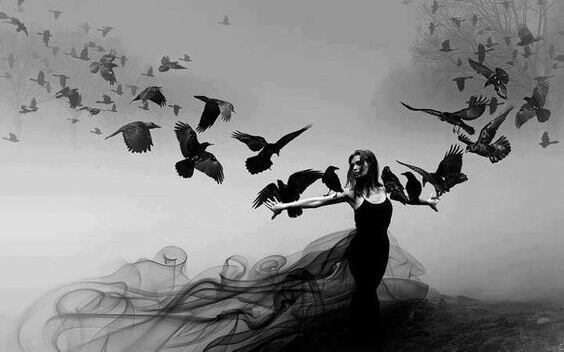 femme et oiseaux noirs