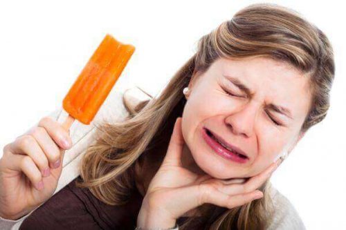 femme avec des douleurs de dents
