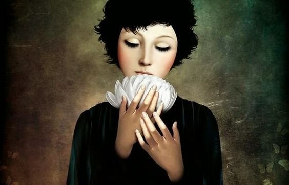 femme avec une fleur blanche dans les mains