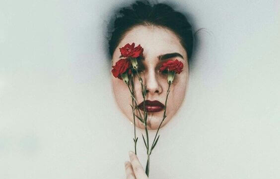 femme avec des roses sur le visage