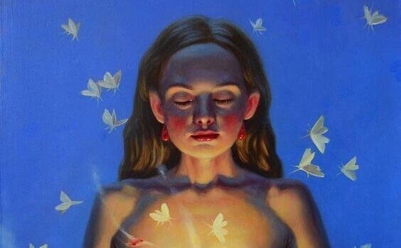 femme avec papillons