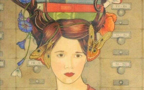 femme avec un papillon