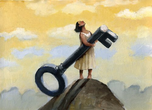 femme au sommet d'une montagne tenant une grosse clé