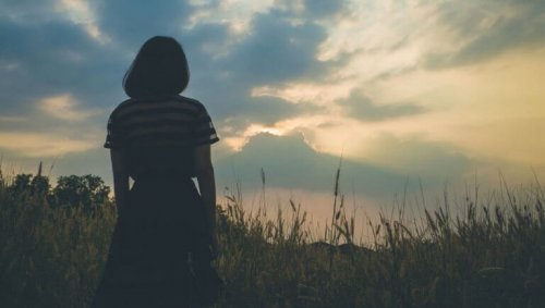 femme dans un champ après un trauma