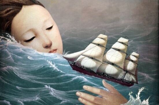 femme dans l'océan avec bateau