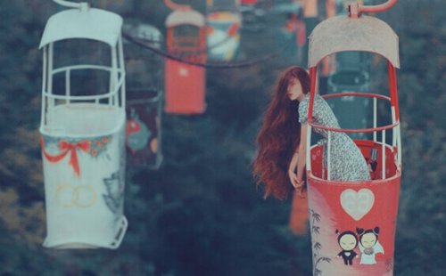 femme dans un téléphérique