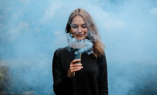 femme entourée de fumée bleue