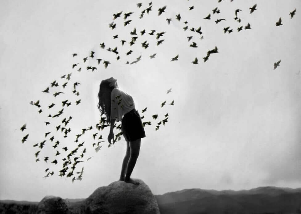 femme entouré d'oiseaux