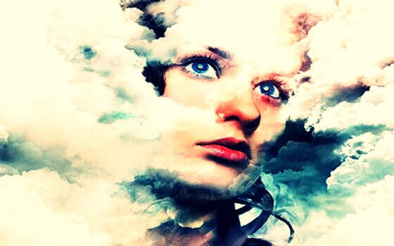 femme entourée de nuages