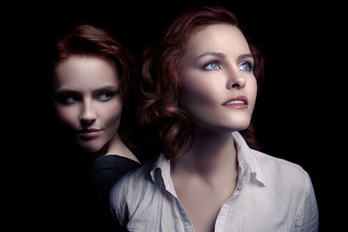 femme enviant une autre