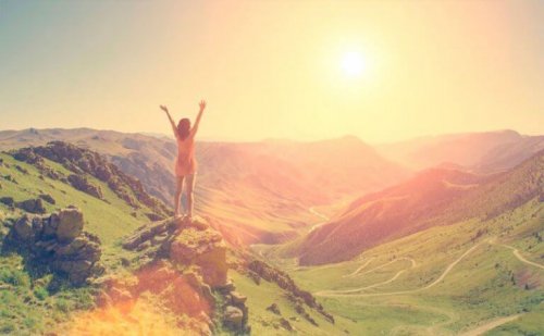 femme heureuse malgré les circonstances