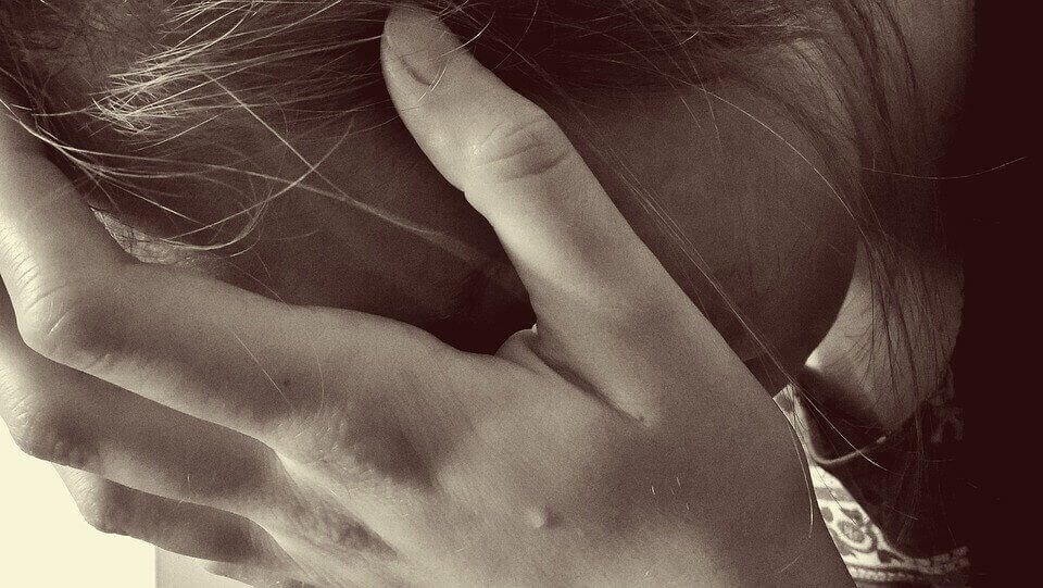 femme main sur visage epuisée