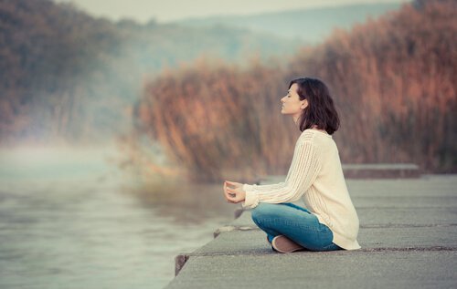 femme qui médite pour dissiper le brouillard cérébral