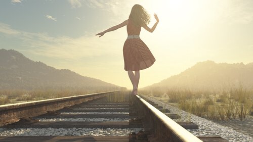 femme sur des rails de train